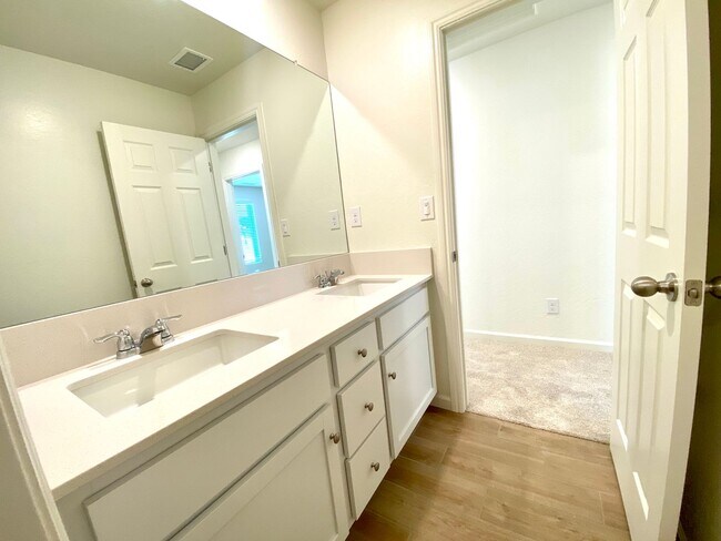 Building Photo - $2,350 Clinton & Armstrong, 4 Bed, Gated Community Pool & Solar - E Riesling Dr, Fresno