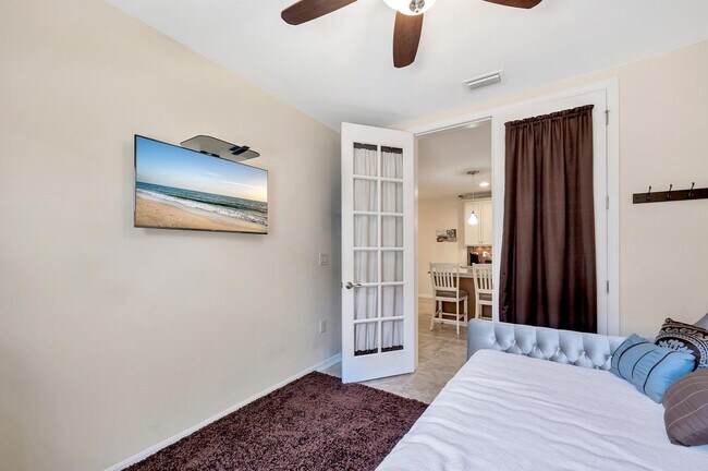 Building Photo - 14940 Edgewater Cir