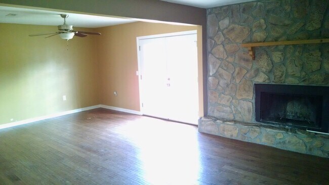 Building Photo - 705 Garland Dr