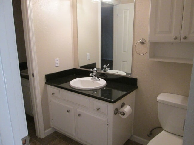 Building Photo - Cozy Living in the Heart of Brentwood