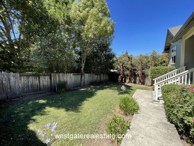 Building Photo - 786 El Paseo Dr