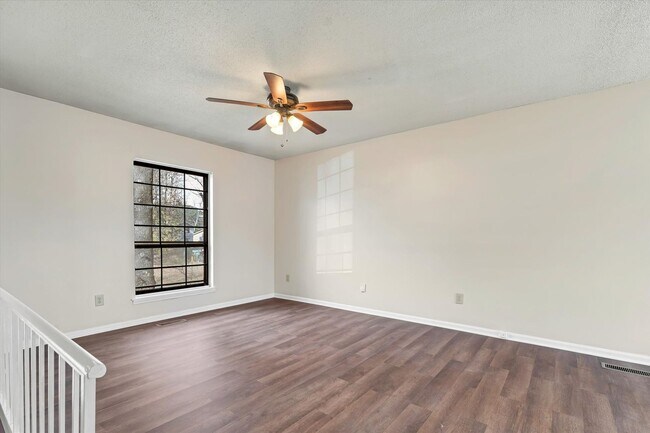 Building Photo - Spacious 4 Bed / 2 Bath Home