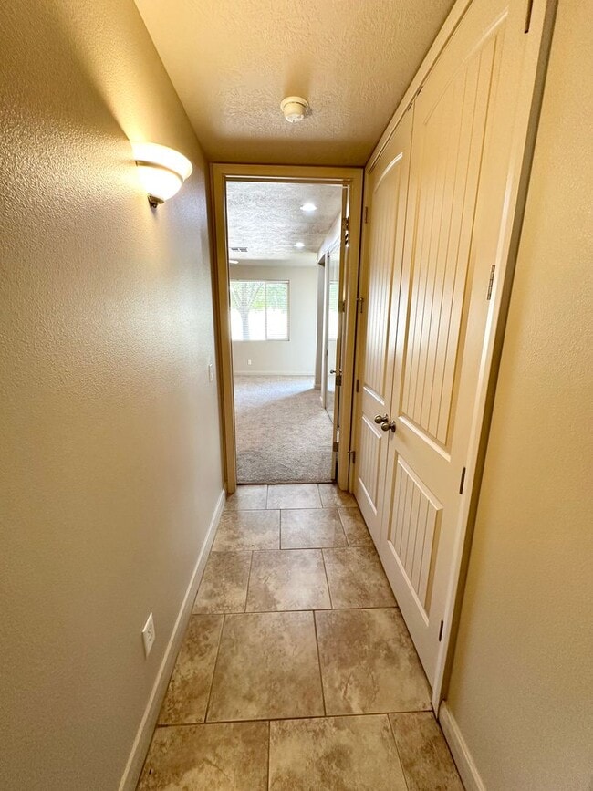 Building Photo - Beautiful Las Palmas Condo