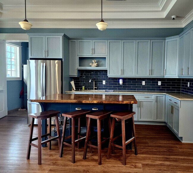 Building Photo - Home Available in Summerhouse on Everett Bay! Showings Coming Soon.