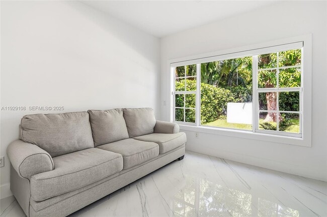 Building Photo - 345 Fairway Dr