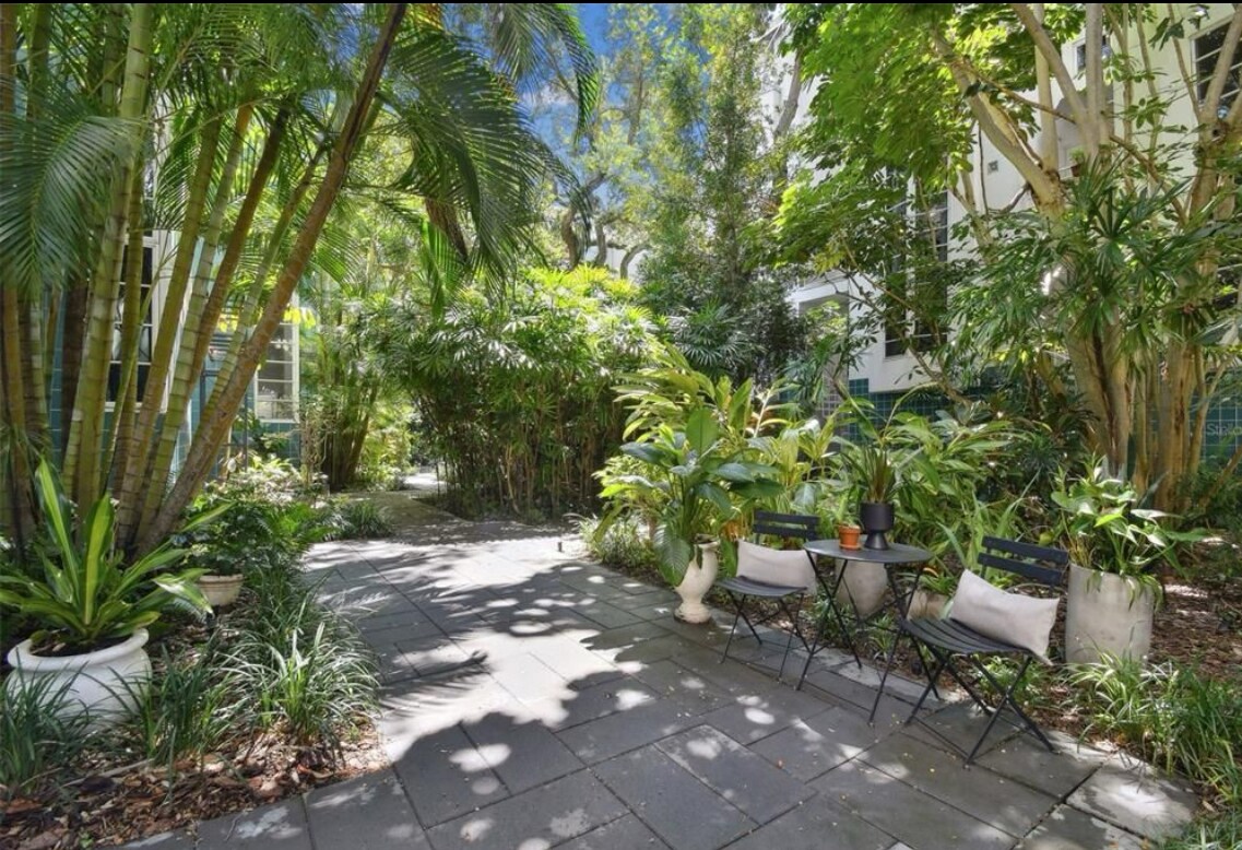 Courtyard - 4950 Bayshore Blvd