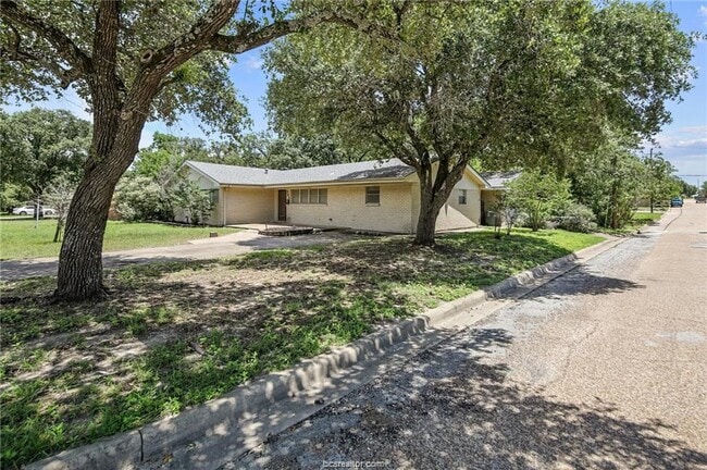Building Photo - 305 W Brookside Dr