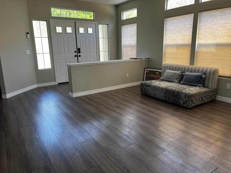 Building Photo - 2476 Fallbrook Pl