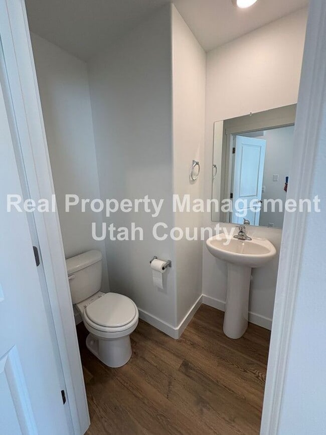Building Photo - 837 E Oakum Ln