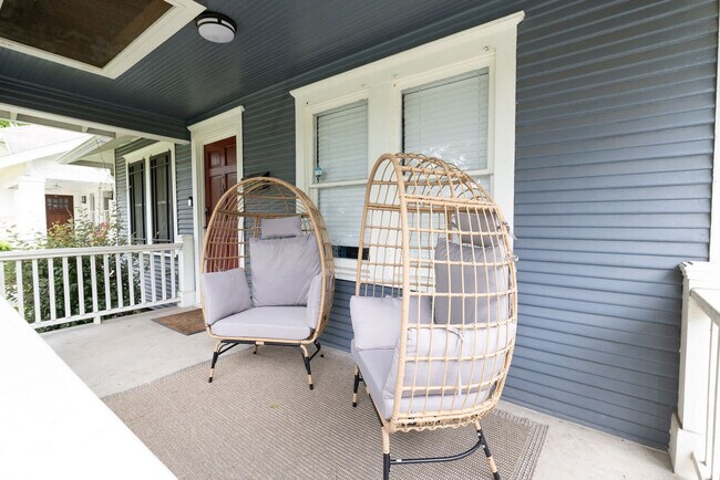 Building Photo - 725 Peddie St