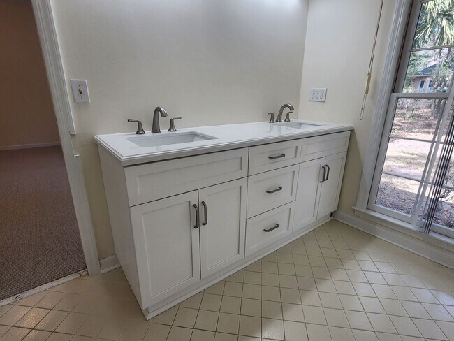 Building Photo - **AVAILABLE IN JUNE ** Landings Executive 3 Bedroom home