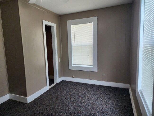 Building Photo - 809 S Avenue A