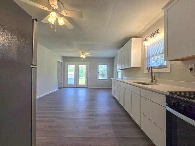 Building Photo - 3 Bedroom 1 Bath Home in Shawnee!
