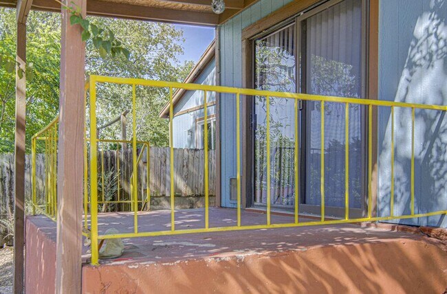 Building Photo - 1807 Briar Hill Dr