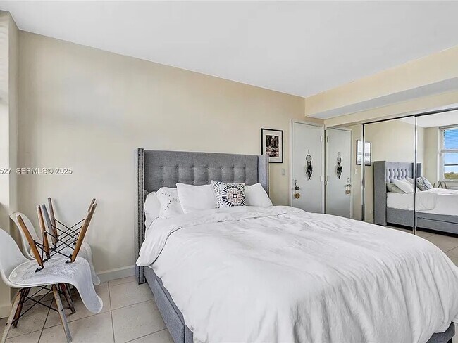 Building Photo - 5005 Collins Ave