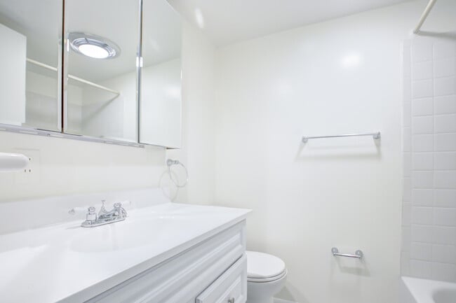 Building Photo - 1217 1/2 Independence Ave SE-