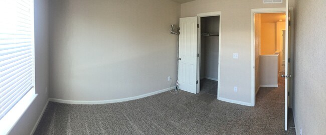 Building Photo - Lots of Great Light in this End Townhome