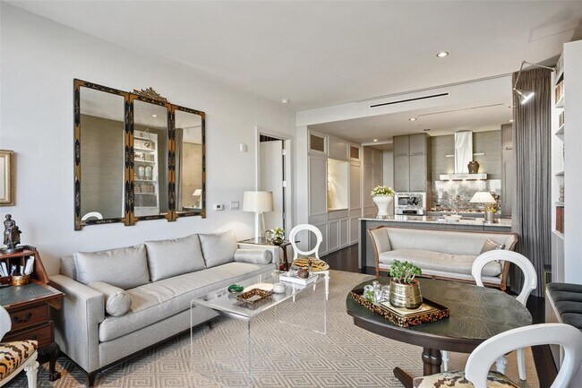 Building Photo - 2900 McKinnon-100.7