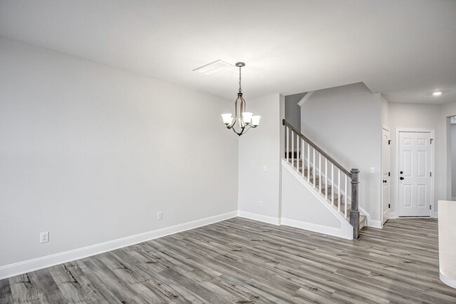 Building Photo - Updated Townhome with 1 Car Garage - close to Southpoint!