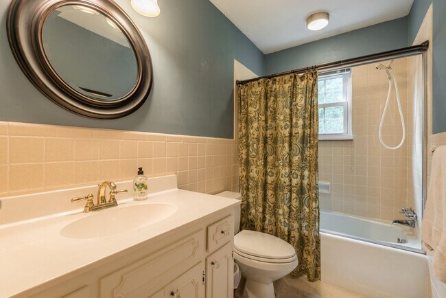 Building Photo - 4BR/ 3BA in West Hills + TWO 2-car garages, screened patio, fenced backyard