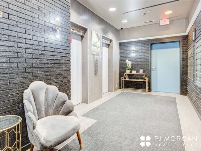 Building Photo - Great downtown location!