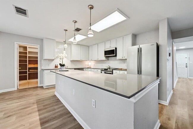 Building Photo - 8139 Evadean Cir