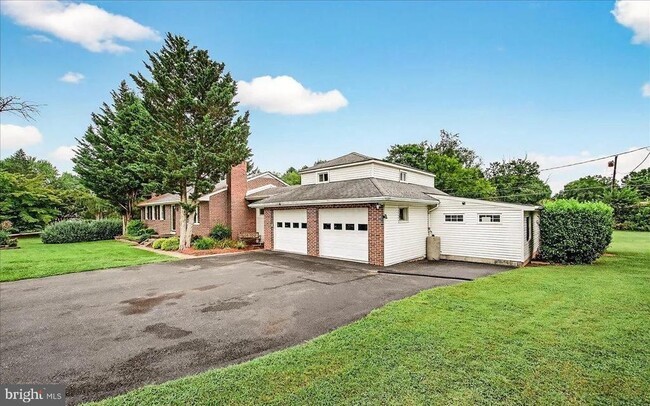 Building Photo - 7203 Peekskill Dr