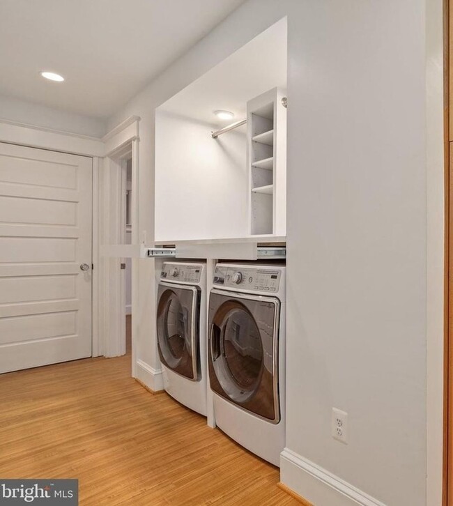 Building Photo - Unbeatable Family Home in the City w/ Park...