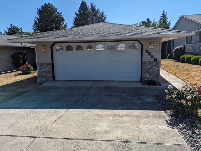 Building Photo - Beautiful Condo in Quiet Neighborhood - Small Pet Allowed