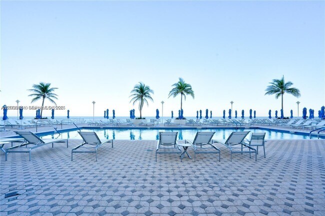 Building Photo - 1904 S Ocean Dr