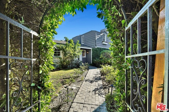 Building Photo - 560 Croft Ave