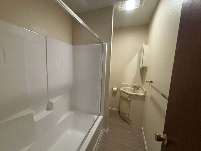 Building Photo - One-bedroom apartment located near Honey Creek Mall and restaurants