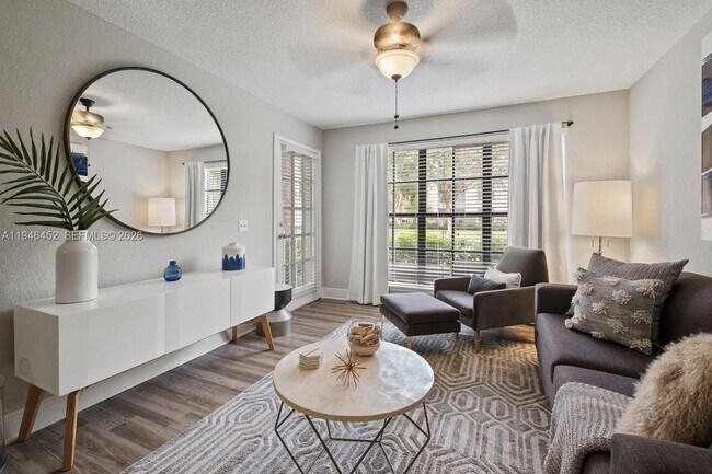 Building Photo - 3101 Port Royale Blvd