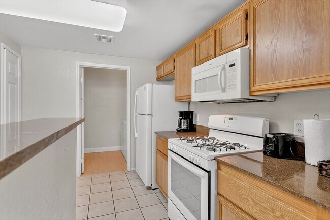 Building Photo - Fully Furnished/Great location 3 bedrooms 2  bath, community pool/gated in south summerlin area