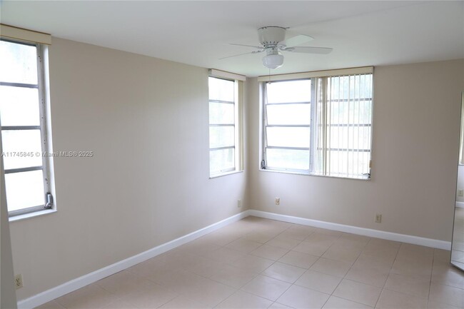 Building Photo - 1811 Sabal Palm Dr