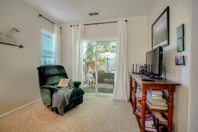 Building Photo - Immaculate Modern Townhouse in Sought-Afte...