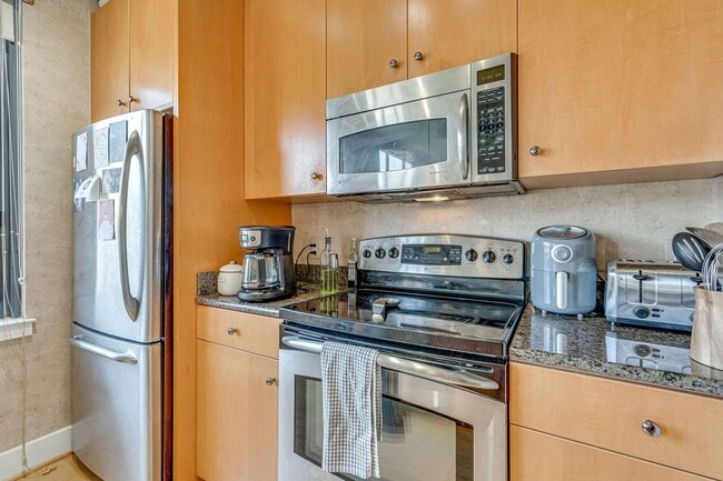 Building Photo - Modern Condo in Old Town Alexandria