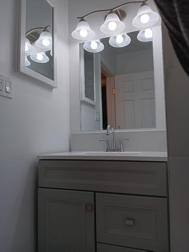 Building Photo - 1013 State St