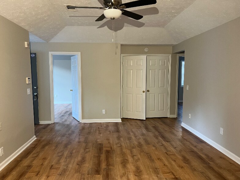 Building Photo - 2144 Hunter Ct