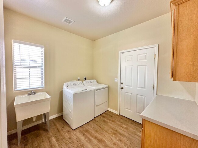 Building Photo - Beautiful 3 bedroom, 3 bathroom home with ...