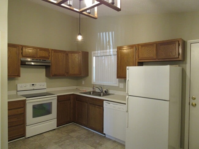 Building Photo - 2 BR 1.5 BA Duplex in Twinwood