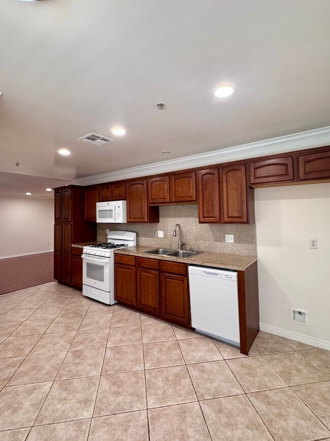 Building Photo - 3 bedroom 2 bath condo on Vanowen