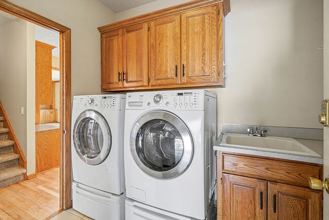 Building Photo - Spacious 4br/4.5 ba Home in Millard Mission Park Neighborhood. Huge Yard, 3 Car Garage