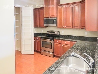 Building Photo - 200 River Landing Dr