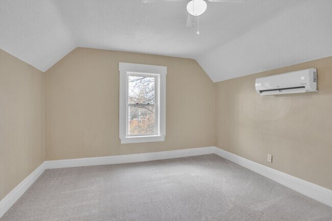 Building Photo - 912 W 13th St