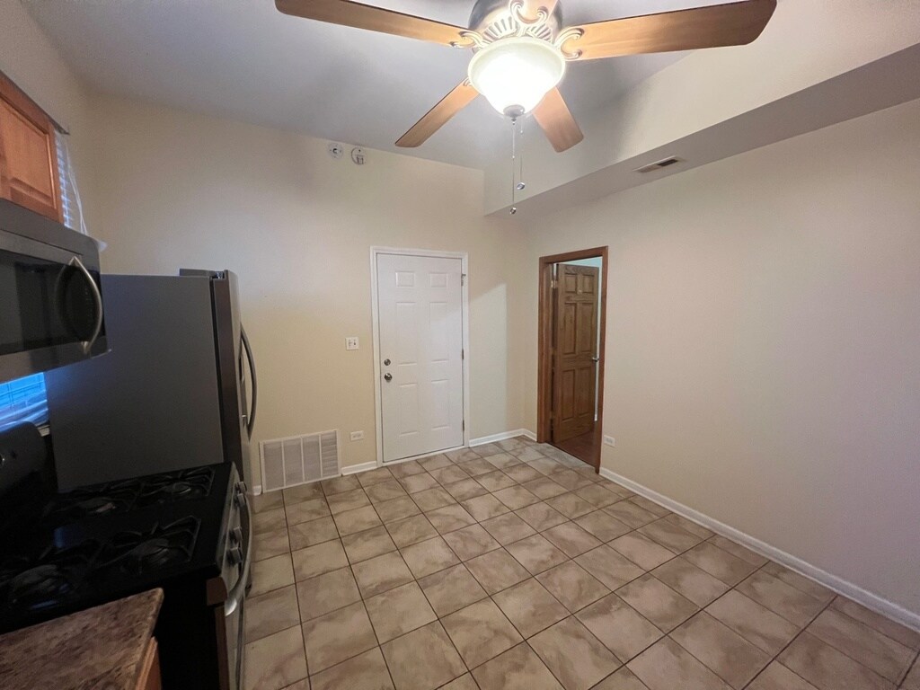 Building Photo - 2028 N Hamlin Ave