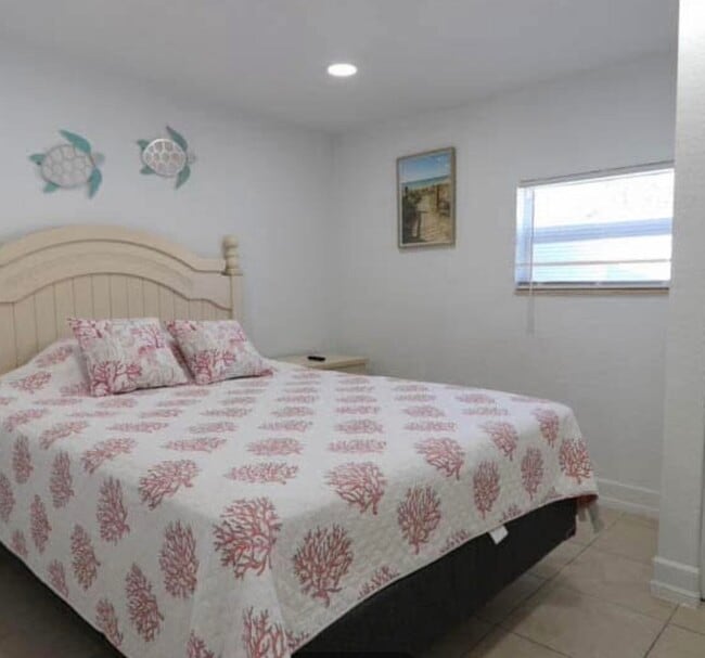 Building Photo - 701 SE Bahama Ave