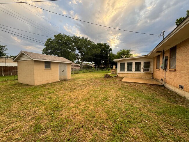 Building Photo - 2318 Mary Ln