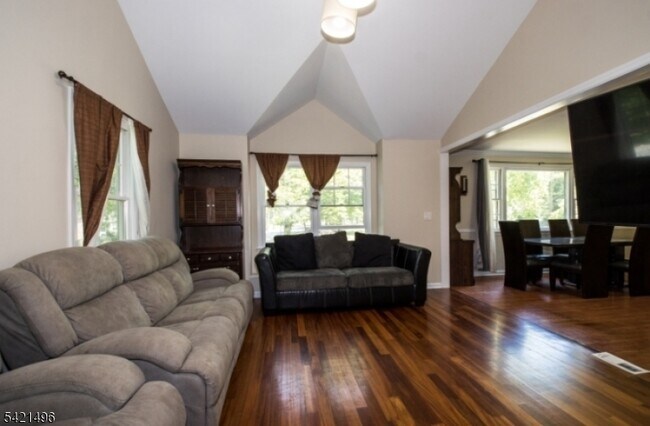 Building Photo - 4 Rumson Rd