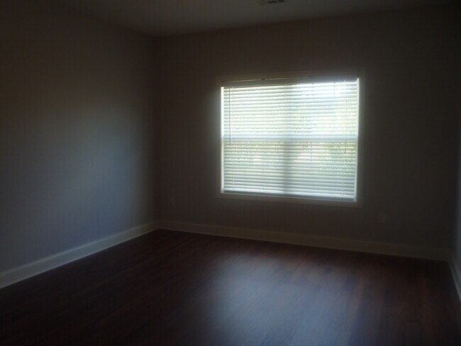 Building Photo - 121 Lagoon Dr